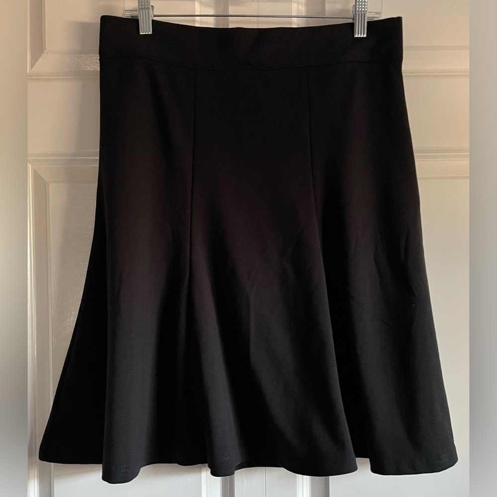 RIDERS BY LEE knit flare skirt, black, size medium.